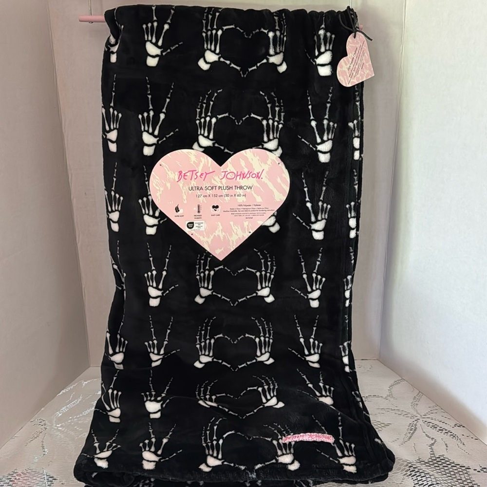 Betsey Johnson Ultra Soft Plush Throw Blanket Skeleton Hands Heart